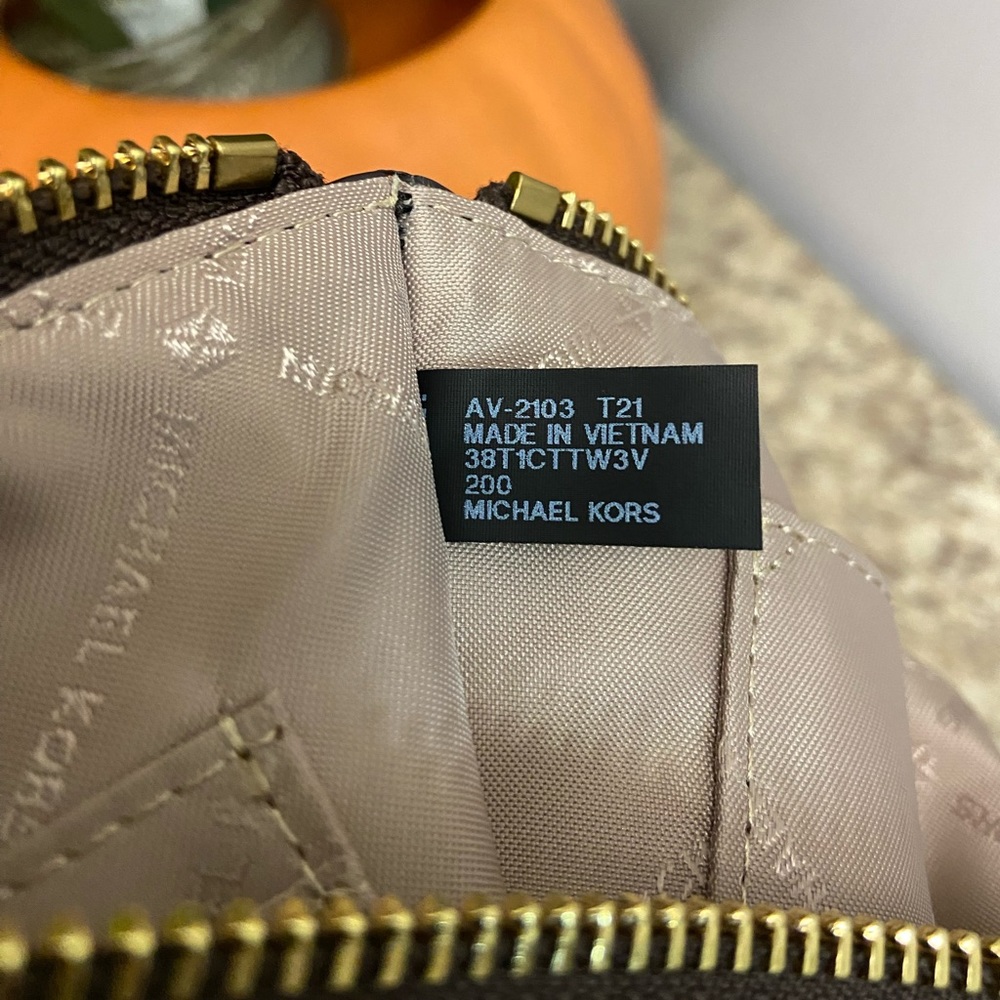 🎄🧑‍🎄🧑‍🎄 Michael Kors Large Zip Clutch - Picture 9 of 10